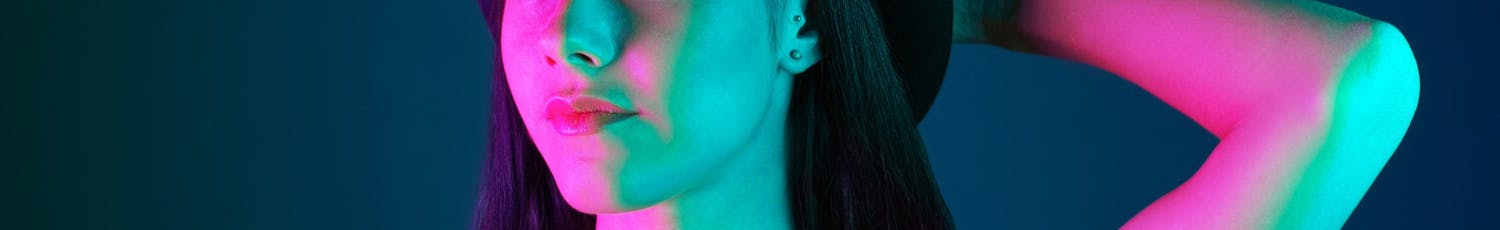 Portræt af kvinde, hvor der er brugt flash gels.